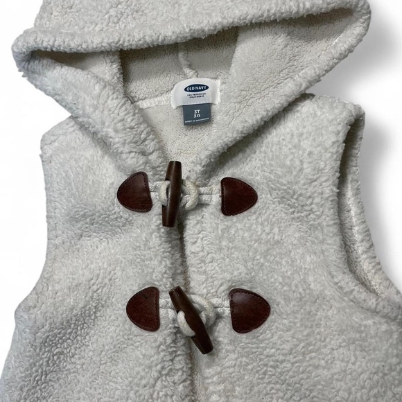 Old Navy - Soft off-white fleece vest with wooden buttons and hood, Size 3T - Picture 2 of 4